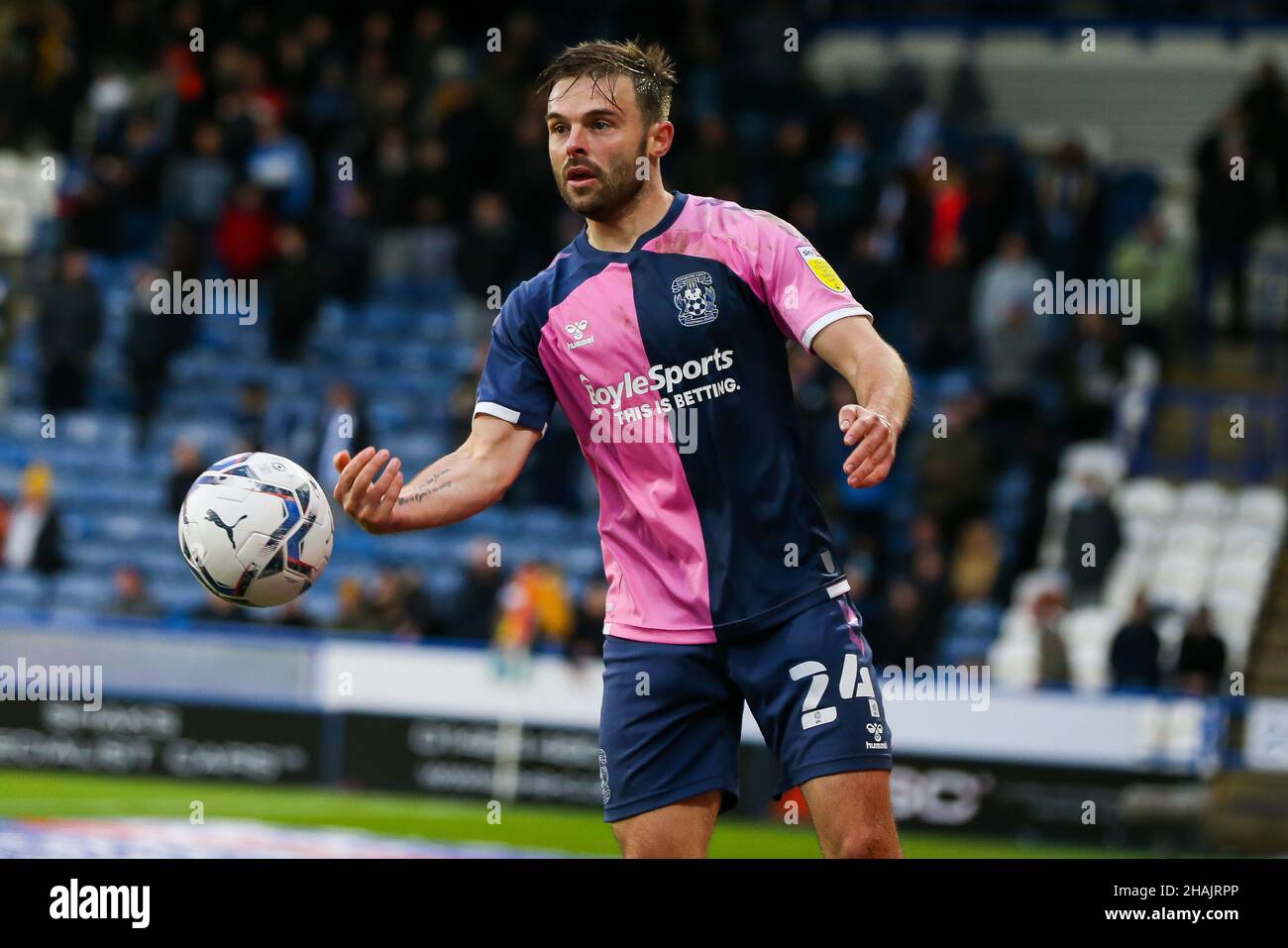 Matt Godden di Coventry City durante la partita del campionato Sky Bet al John Smith's Stadium, Huddersfield. Data foto: Sabato 11 dicembre 2021. Foto Stock