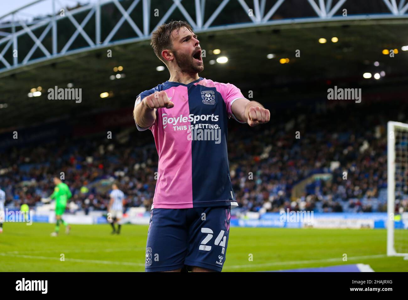 Matt Godden di Coventry City festeggia il punteggio durante la partita del campionato Sky Bet al John Smith's Stadium, Huddersfield. Data foto: Sabato 11 dicembre 2021. Foto Stock