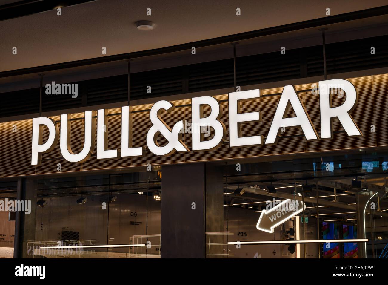 Edimburgo, Scozia - 20 novembre 2021: L'insegna per il negozio Pull&Bear a Edimburgo. Foto Stock