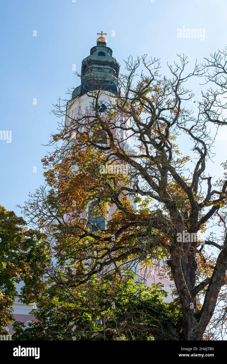 Bella chiesa barocca campanile dietro una vecchia chiesa in autunno, Baviera Foto Stock