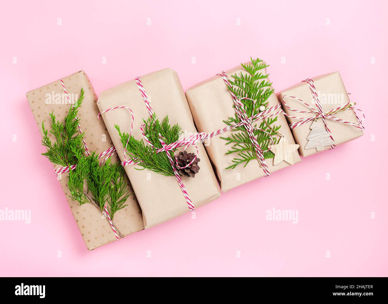 Preparandosi per le feste di Natale. Confezione regalo Foto Stock