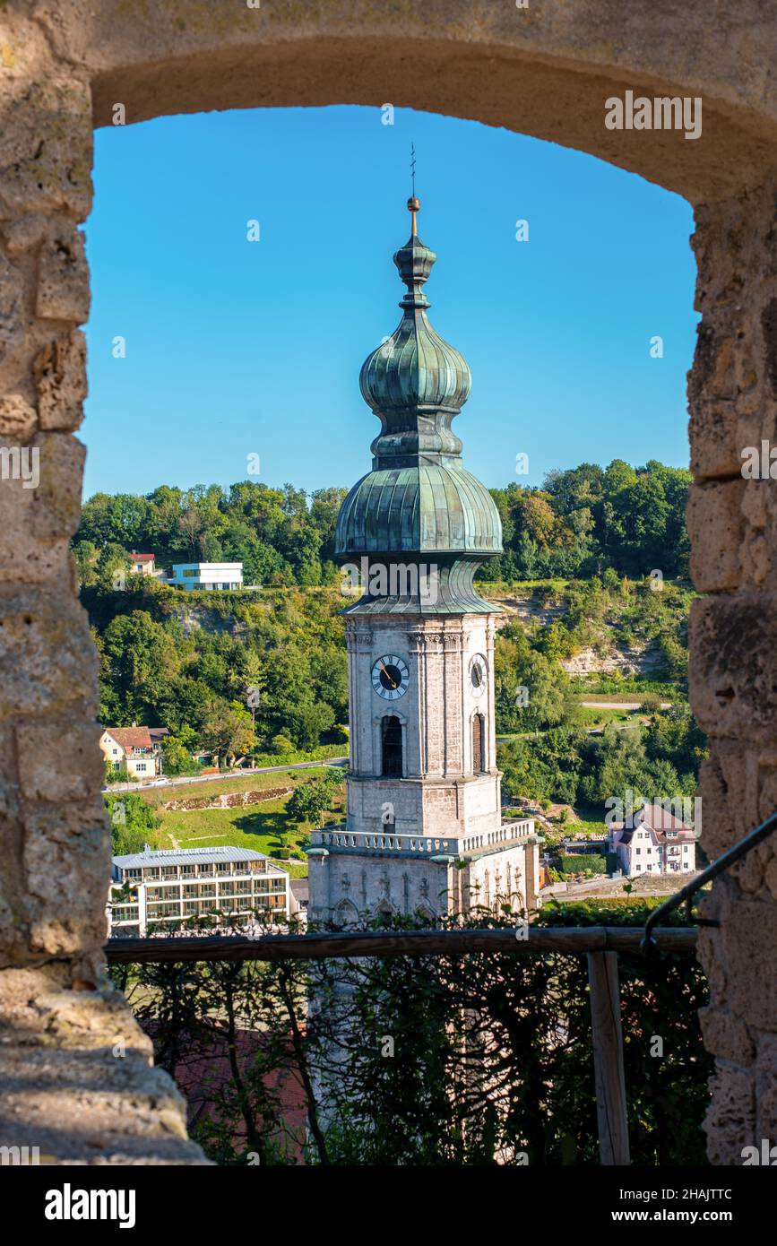 Vista da un campanile della chiesa visto da un cortile medievale del Castello di Burghausen in Baviera, Germania Foto Stock