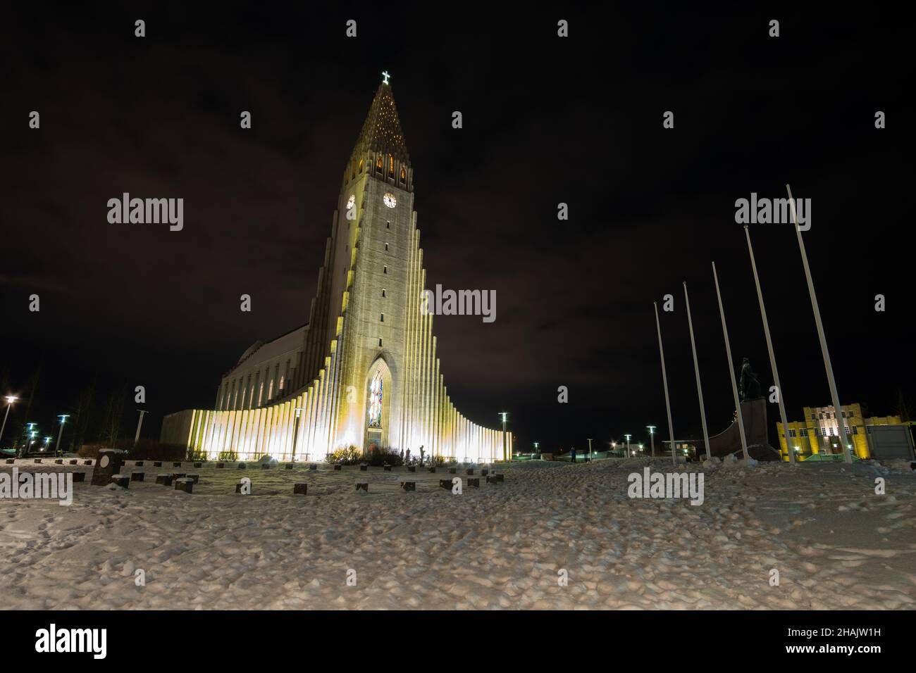 Reykjavik Islanda Hallgrimskirkja nella neve di notte illuminato Foto Stock