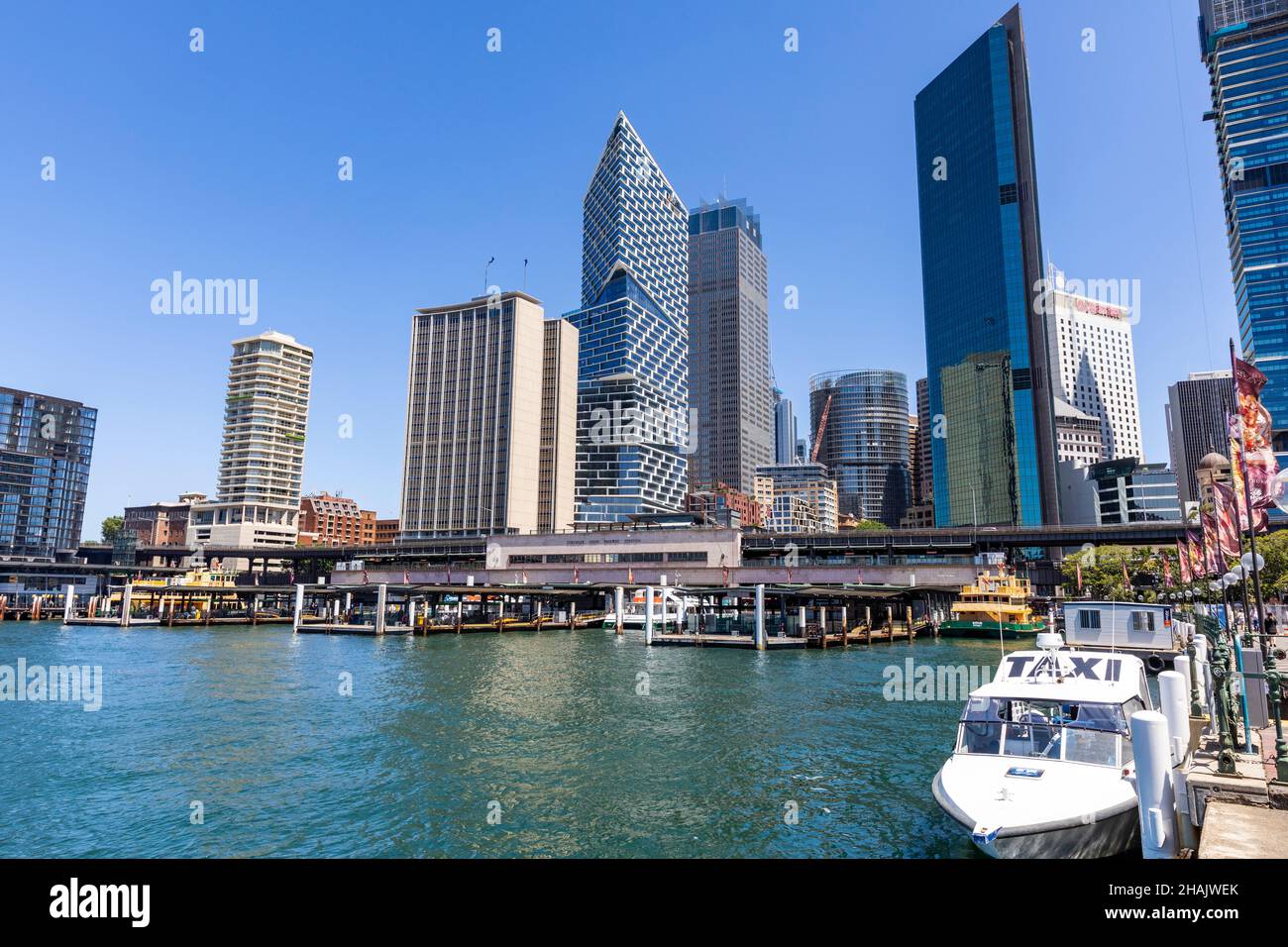Circular Quay Sydney, terminal dei traghetti, stazione ferroviaria e grattacieli del centro città, Sydney, Australia Foto Stock