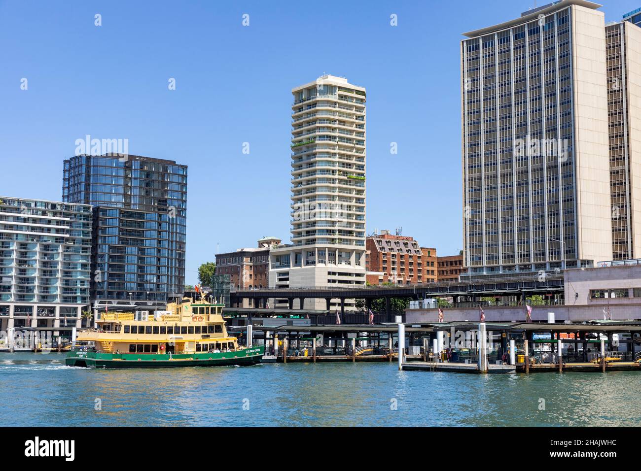 Sydney Ferry MV Golden Grove al molo circolare del traghetto con gli uffici del centro di Sydney alle spalle, Sydney, Australia Foto Stock