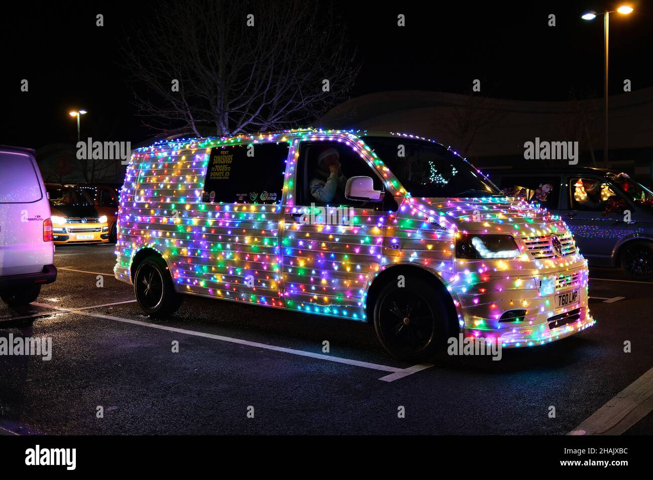 Dicembre 2021 - VW Vans tutti vestiti su luci per la Cruz da Worle al fronte mare Foto Stock
