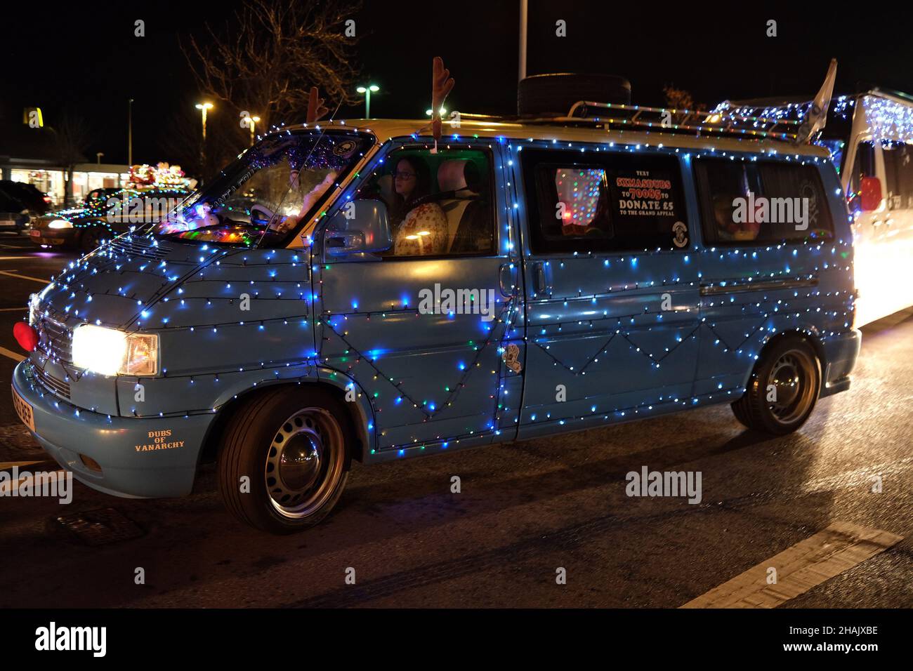Dicembre 2021 - VW Vans tutti vestiti su luci per la Cruz da Worle al fronte mare Foto Stock