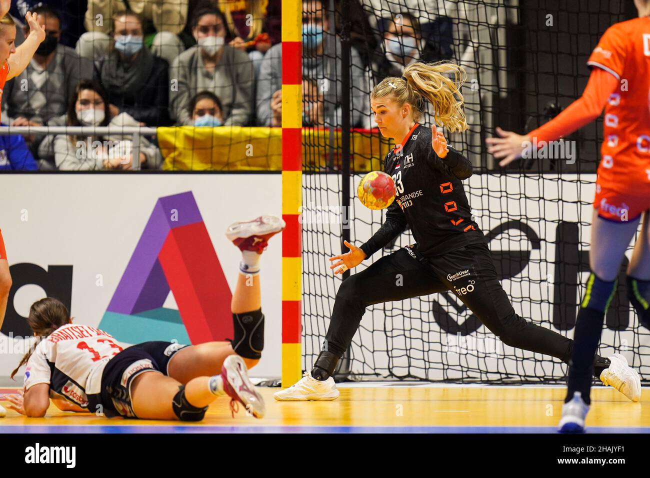 TORREVIEJA, SPAGNA - DICEMBRE 13: Tess Wester dei Paesi Bassi durante la partita del Campionato Mondiale delle Donne IHF 25th tra Paesi Bassi e Norvegia al Palacio de Deportes de Torrevieja il 13 Dicembre 2021 a Torrevieja, Spagna (Foto di Henk Seppen/Orange Pictures) Foto Stock