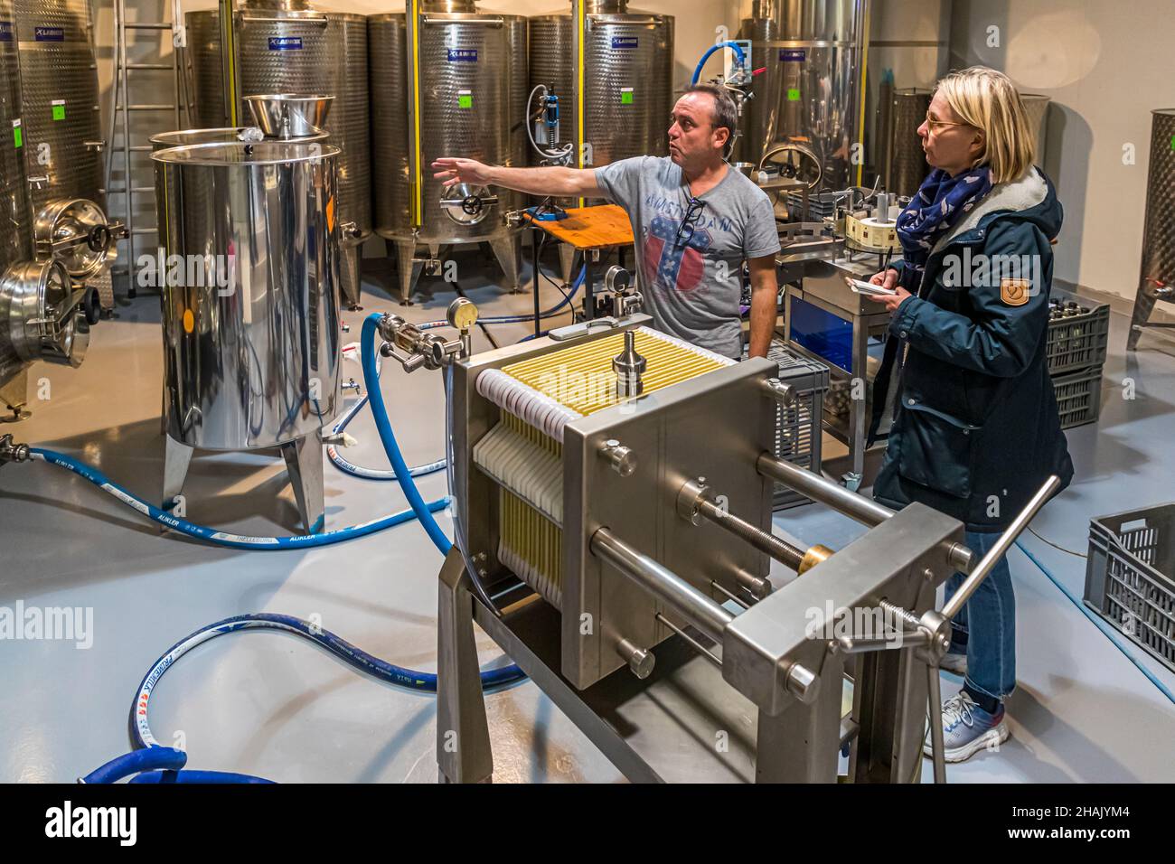 Moderno frantoio Chateau de Taurenne a Aups, Francia. In primo piano un sistema di filtraggio, qui l'ultima sostanza sospesa viene rimossa dall'olio d'oliva prima che gli oli monovarietali vengano riempiti nei serbatoi di acciaio inossidabile. L'imbottigliamento avviene come richiesto Foto Stock