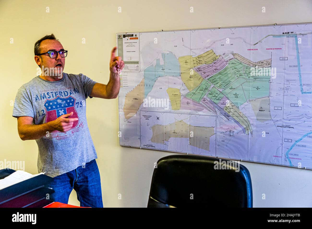 Moderno frantoio Chateau de Taurenne a Aups, Francia. Il direttore Yann Fernandez mostra le piantagioni sul piano del sito di Taurrenne. Ogni colore rappresenta una varietà diversa di olivi. E ogni varietà ha un tempo di raccolta diverso Foto Stock