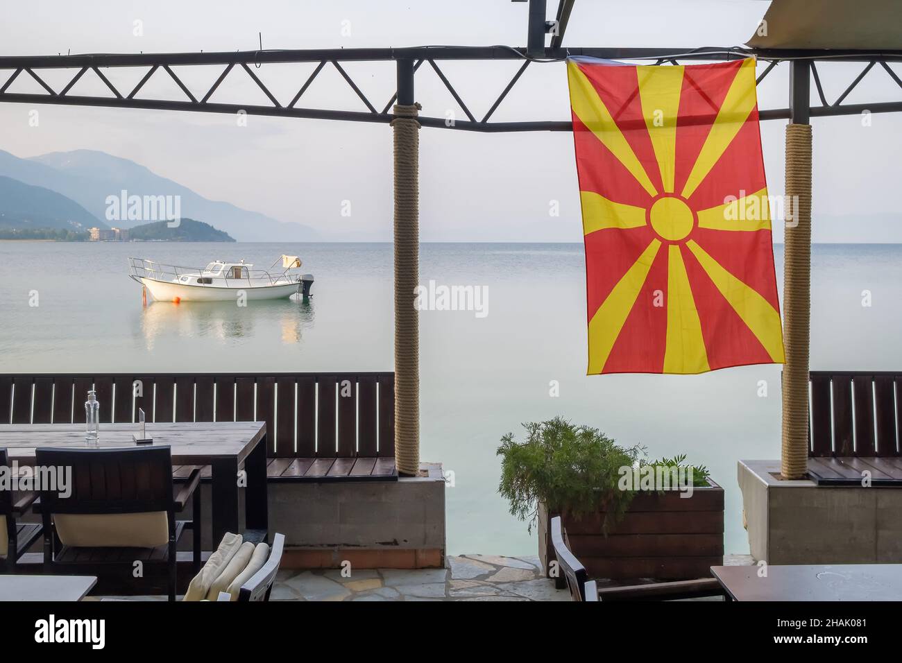Scena tranquilla di prima mattina al lago di Ohrid nel nord della Macedonia. Foto Stock