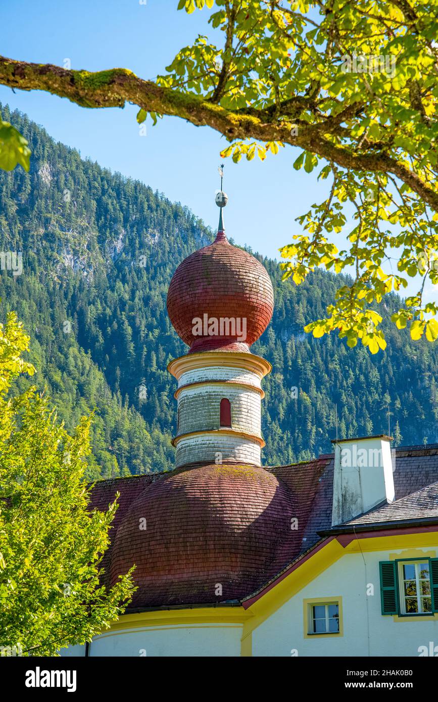 Piccola Chiesa di San Bartolomeo al Lago Koenigssee nelle Alpi bavaresi, Germania Foto Stock