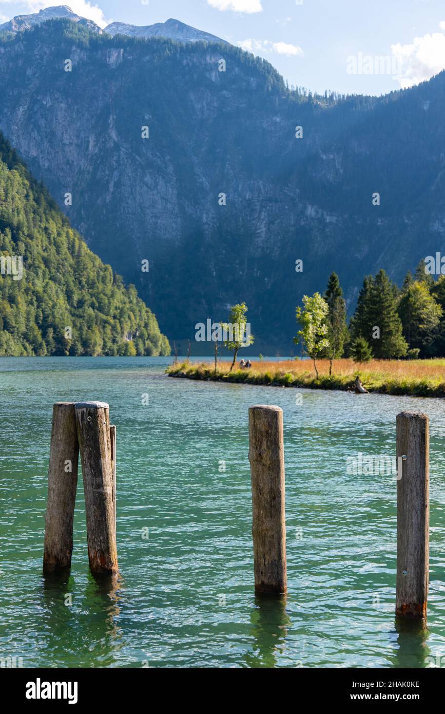 Le paludine al molo Saint Bartolomeo al lago superiore Koenigssee in Baviera, Germania Foto Stock