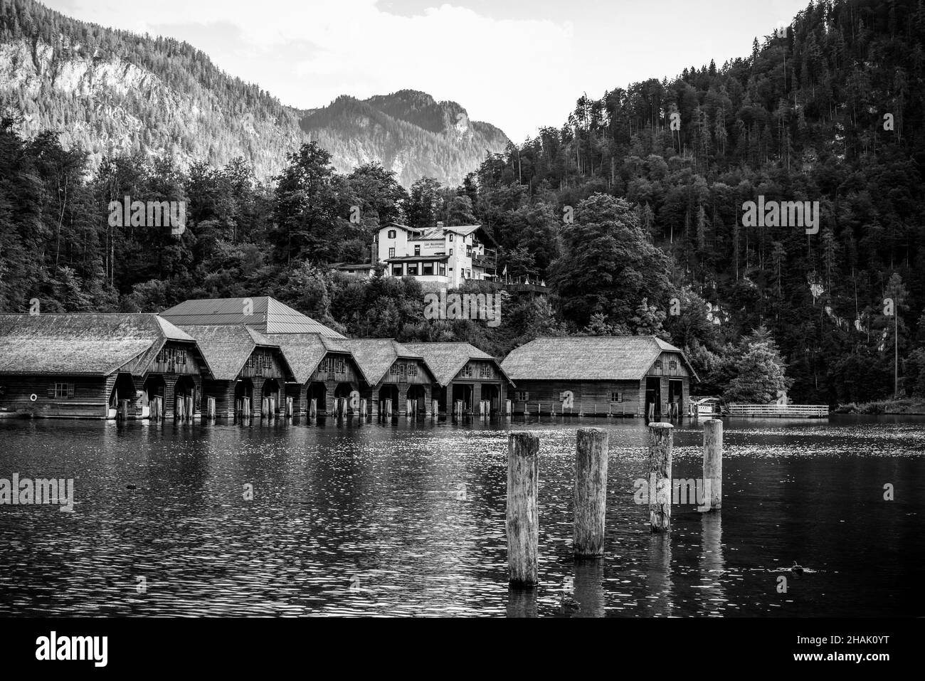 Boathouses di legno nel lago di Koenigssee a Schoenau, Baviera, Germania Foto Stock