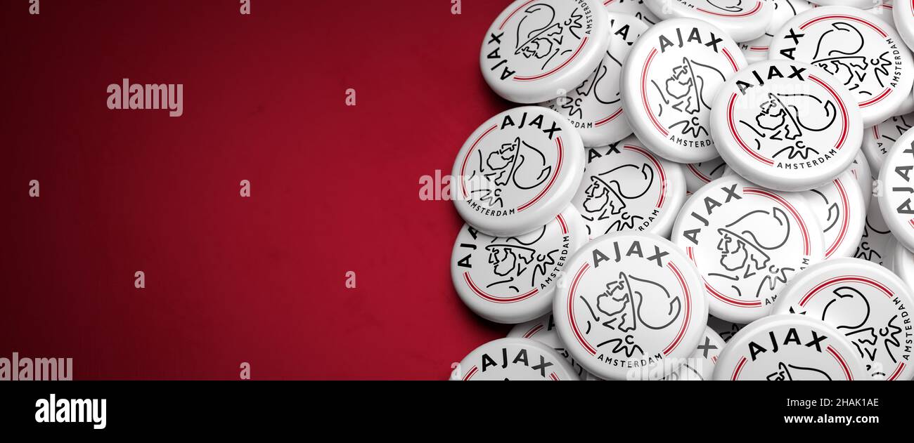 Logo del Dutch Soccer Club Ajax Amsterdam su un mucchio su un tavolo. Spazio di copia. Formato banner Web Foto Stock
