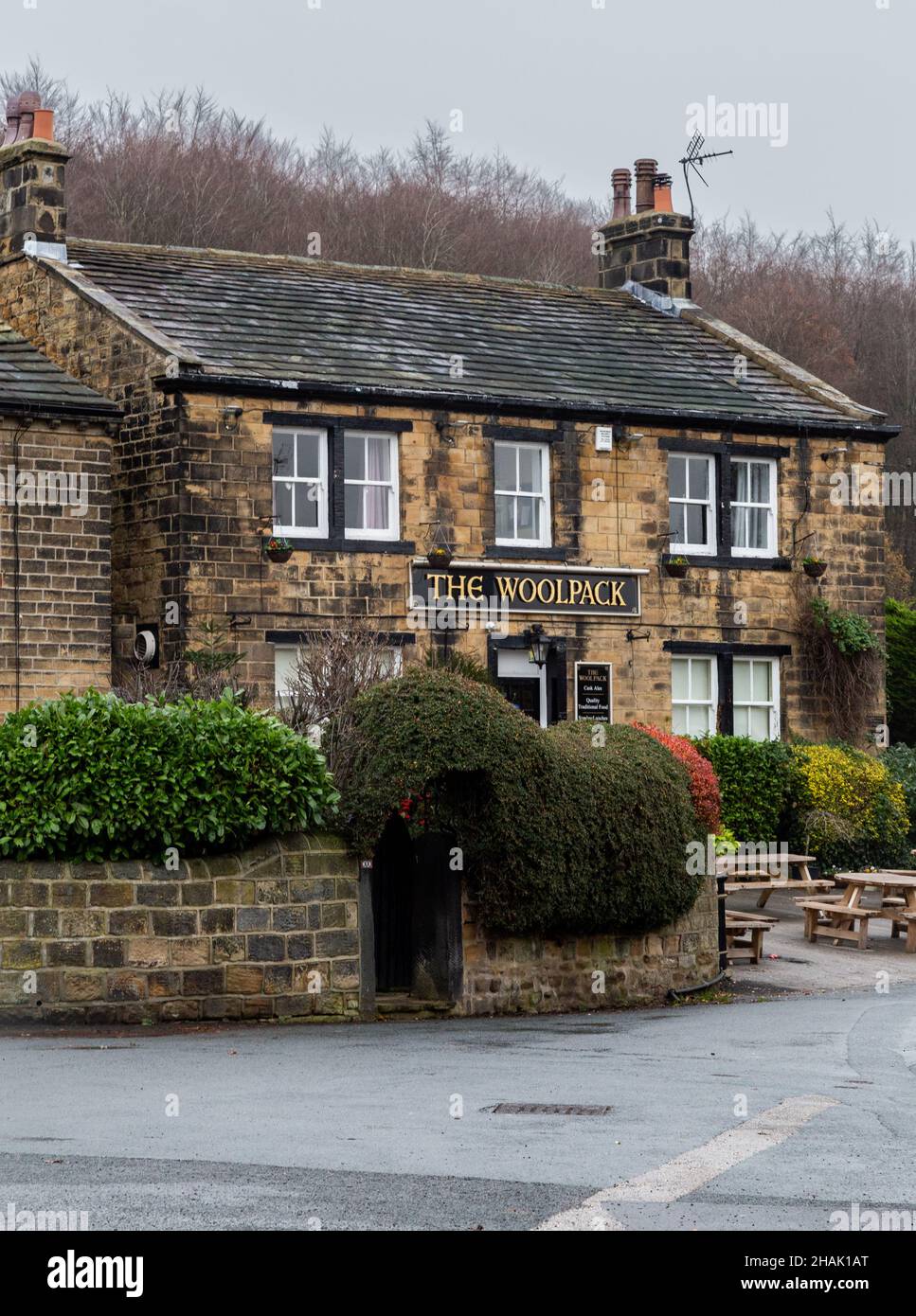 La casa pubblica Woolpack a Esholt, West Yorkshire, Inghilterra. Questo pub era l'edificio originale usato per filmare 'Emmerdale Farm'. Foto Stock