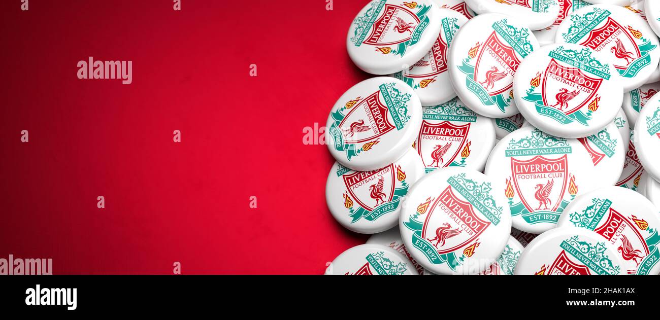 Logo del Club calcistico inglese FC Liverpool su un mucchio su un tavolo. Spazio di copia. Formato banner Web Foto Stock