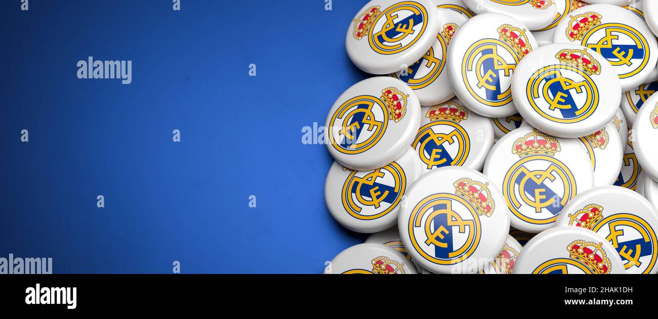 Logo del Club di Calcio Spagnolo Real Madrid su un mucchio su un tavolo. Spazio di copia. Formato banner Web Foto Stock