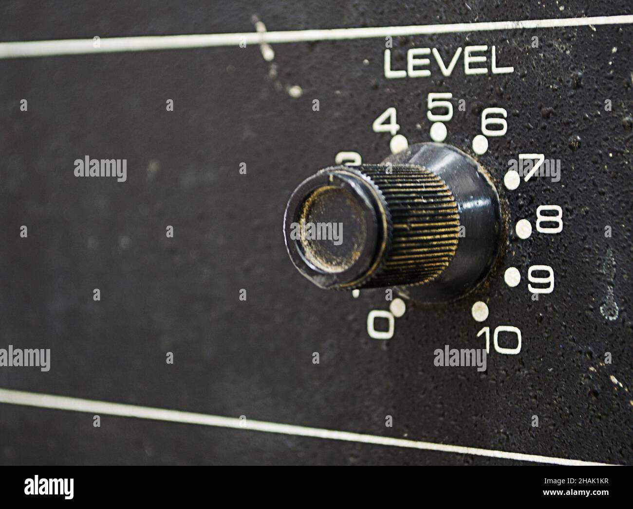 Primo piano di una manopola di controllo del volume di un vecchio amplificatore Foto Stock