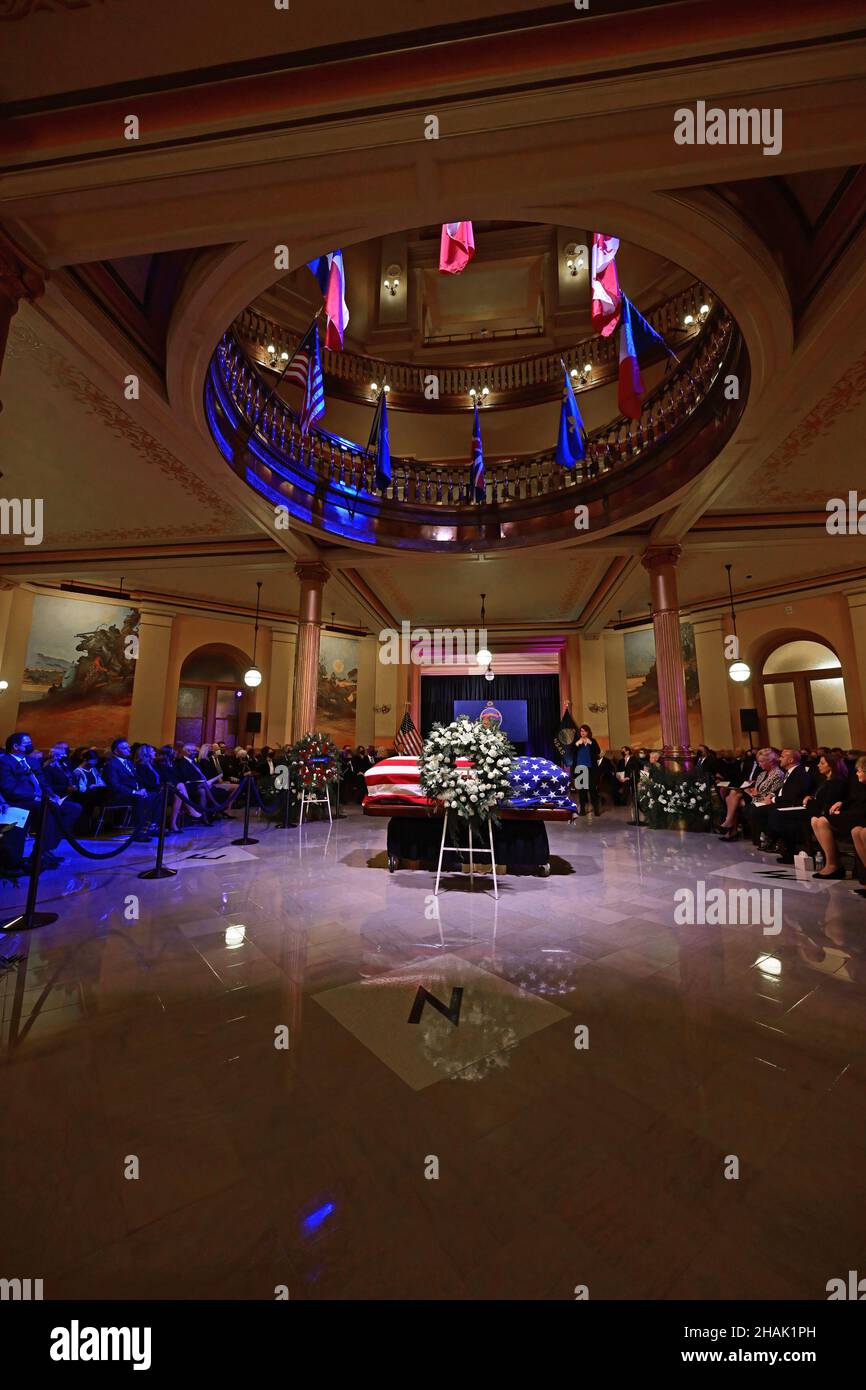 La scrigno del senatore Robert Dole posò in stato nella rotonda dell'edificio del Kansas state Capitol Foto Stock