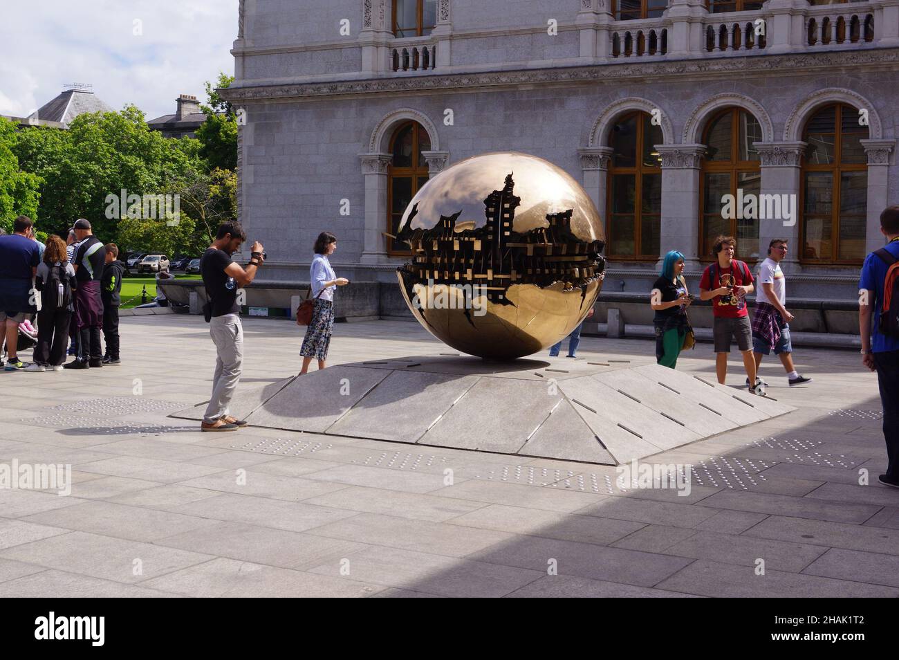 Dublino, Irlanda: Sfera all'interno della sfera (sfera con sfera) dell'artista Arnaldo Pomodoro alla Biblioteca Berkeley, Trinity College Foto Stock