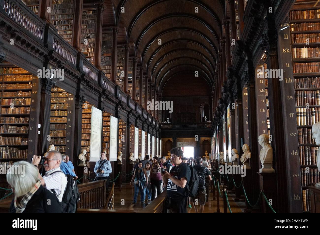 Dublino, Irlanda: Persone che visitano la Long Room della Old Library al Trinity College Foto Stock