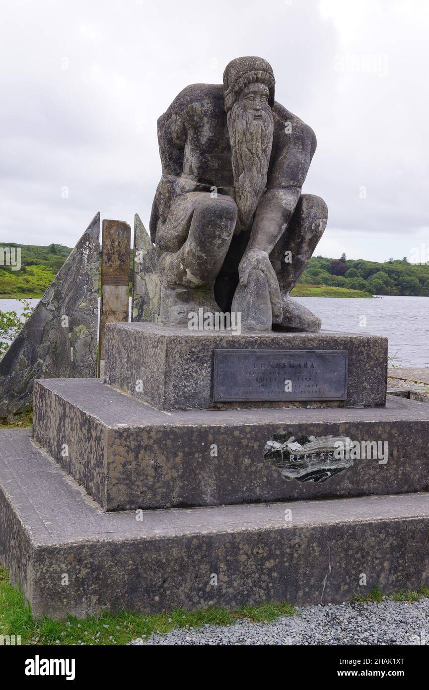 Contea di Galway, Irlanda: La statua del gigante Connemara creata da Joyce's Craft Shop... per nessun motivo apparente Foto Stock