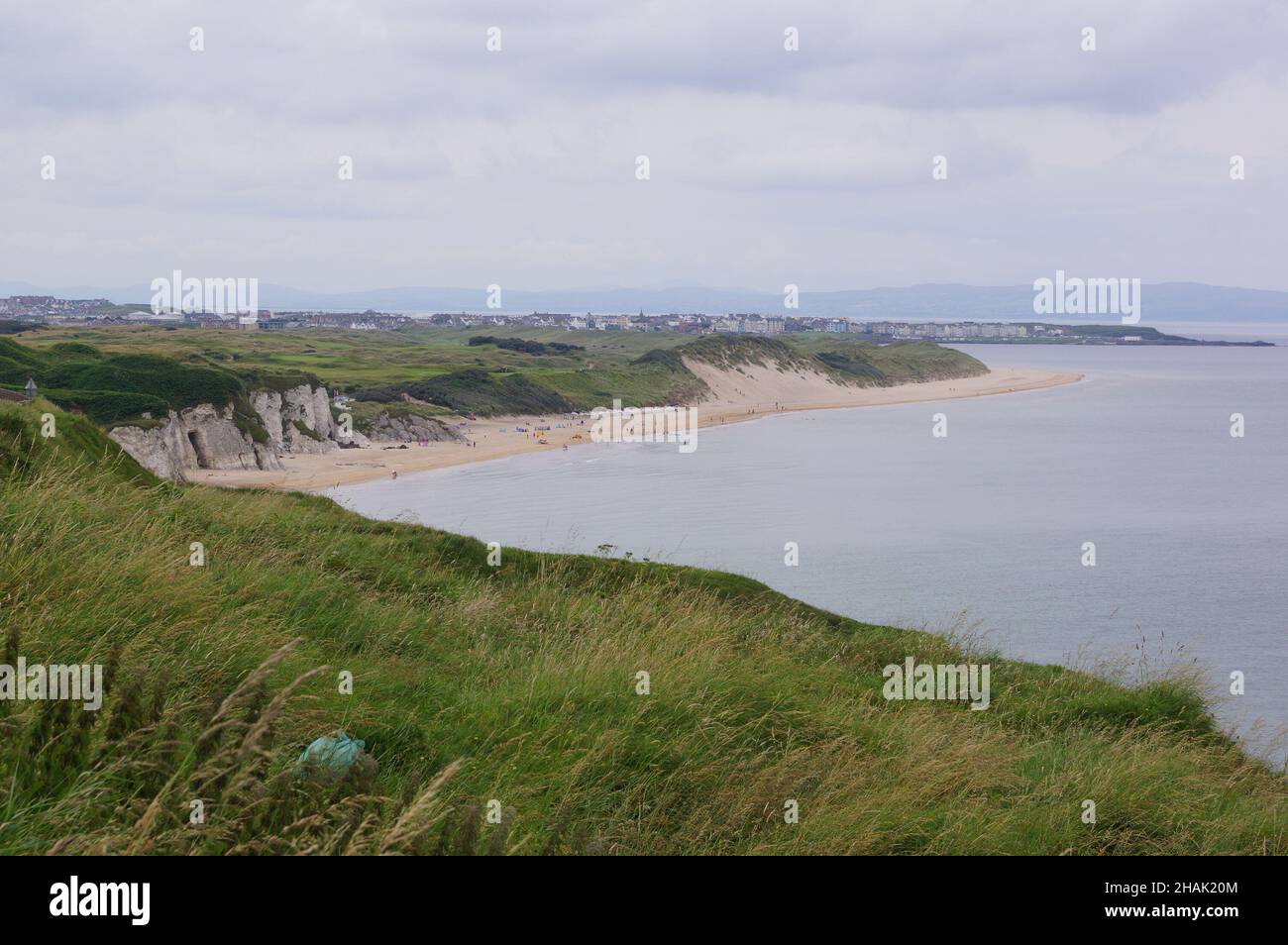 Una vista panoramica della spiaggia di Whiterocks a Portrush, Irlanda del Nord (Regno Unito) Foto Stock