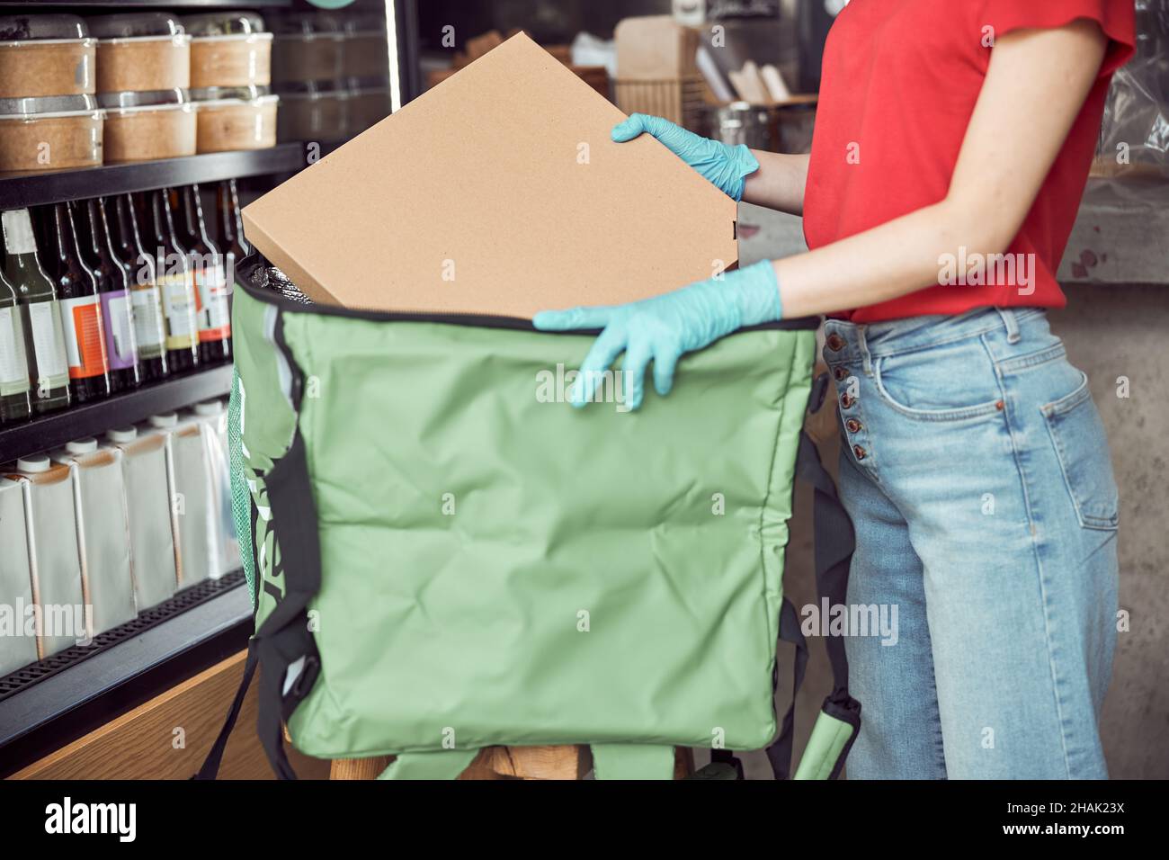 Consegna donna imballaggio scatole di cibo al chiuso Foto Stock