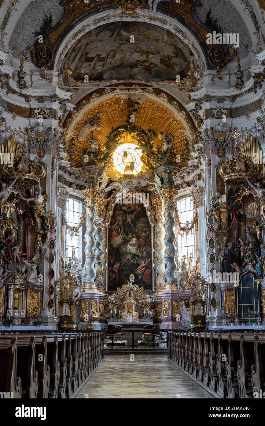 Il presbiterio di una tipica chiesa barocca in Baviera, Germania Foto Stock