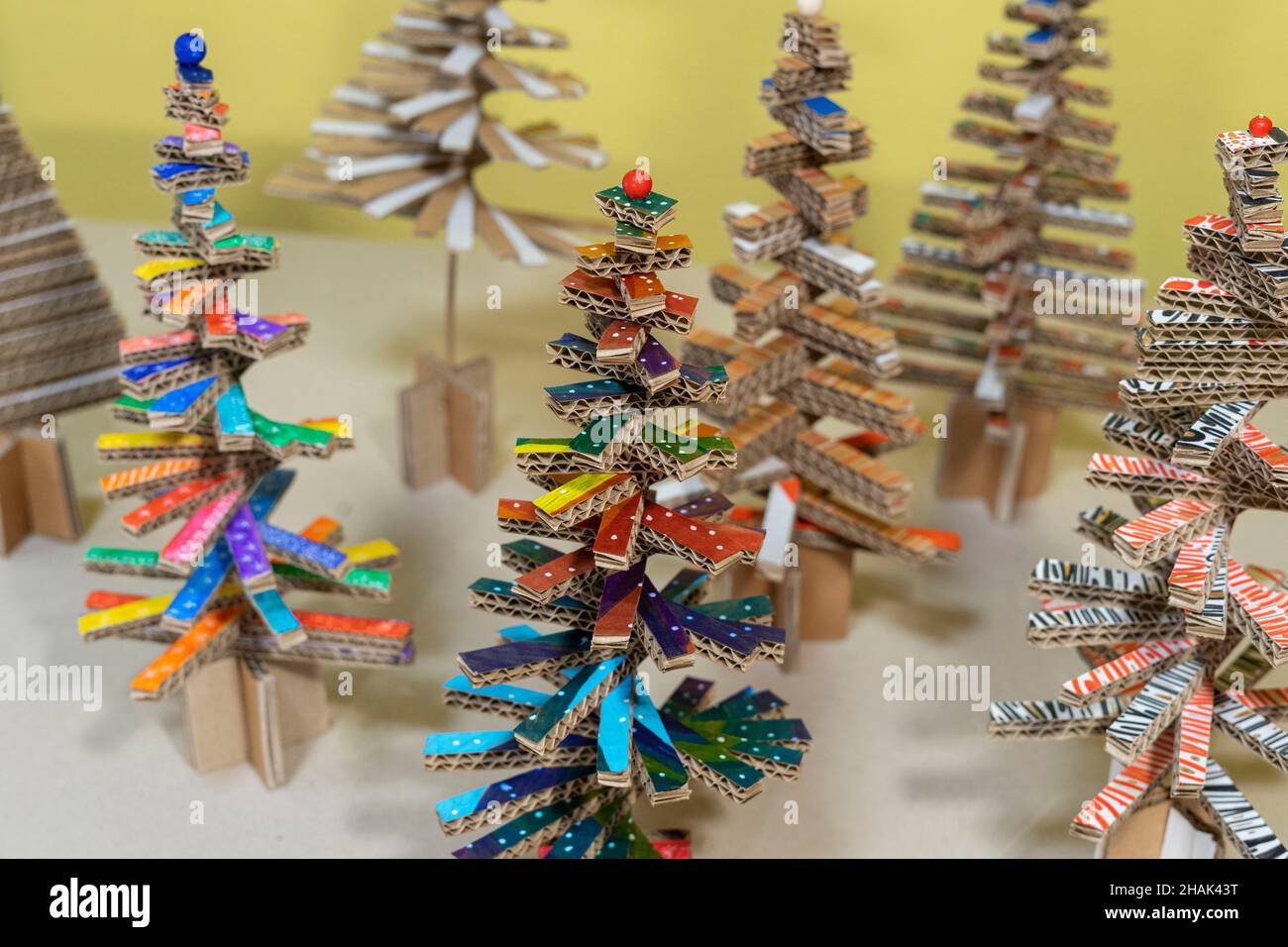Gli alberi di Natale fatti in casa da cartone sono più ecologici, colorati, belli e divertenti. Foto Stock