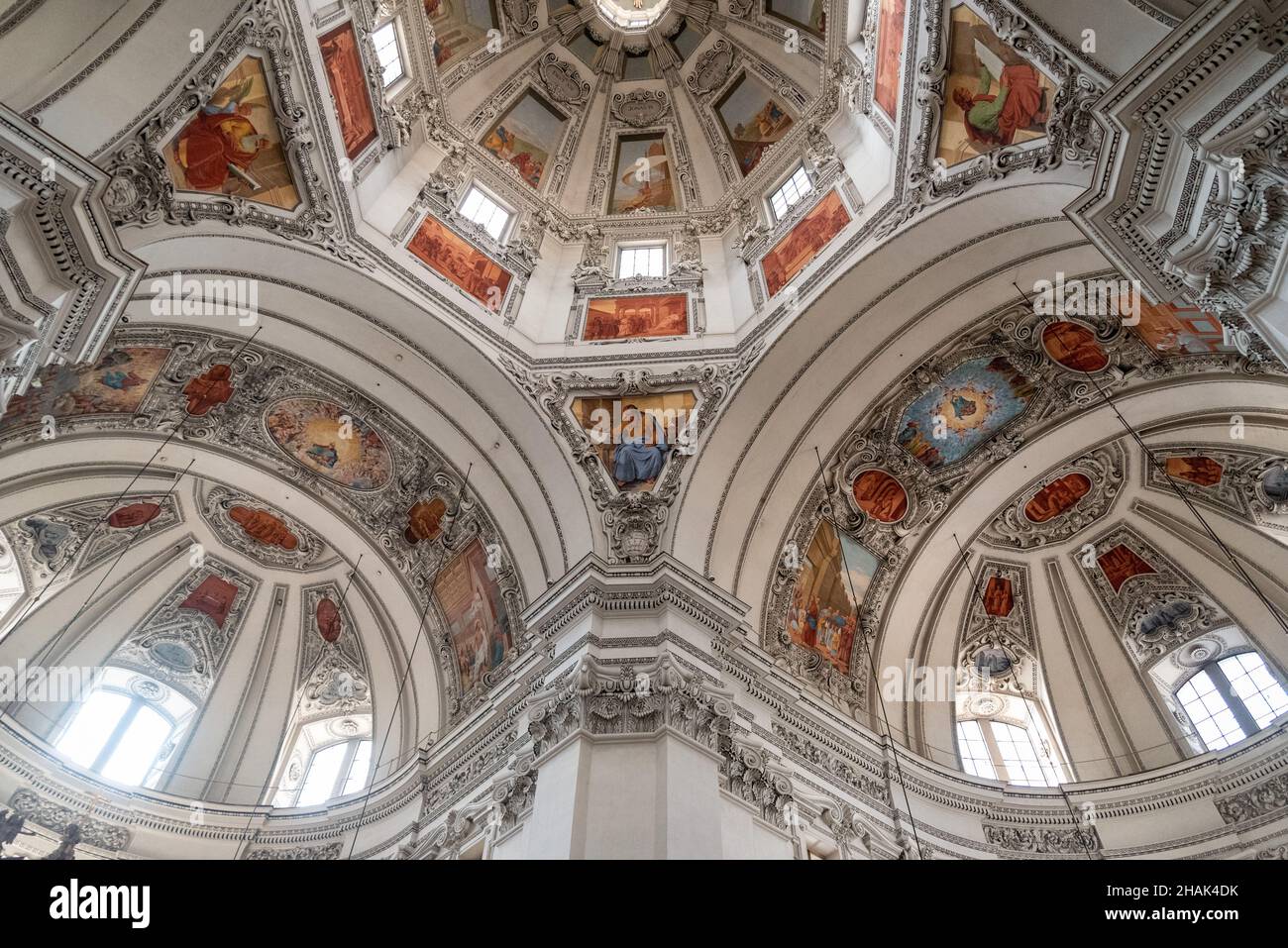 Famosi affreschi e stucchi al soffitto della cattedrale di Salisburgo, in Austria Foto Stock