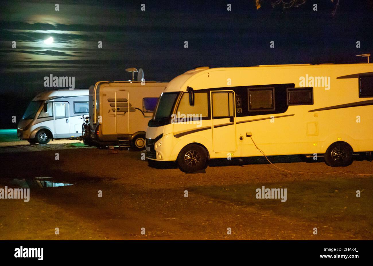 Camper furgoni e case a motore su un campeggio al chiaro di luna nel Warwickshire Inghilterra Foto Stock
