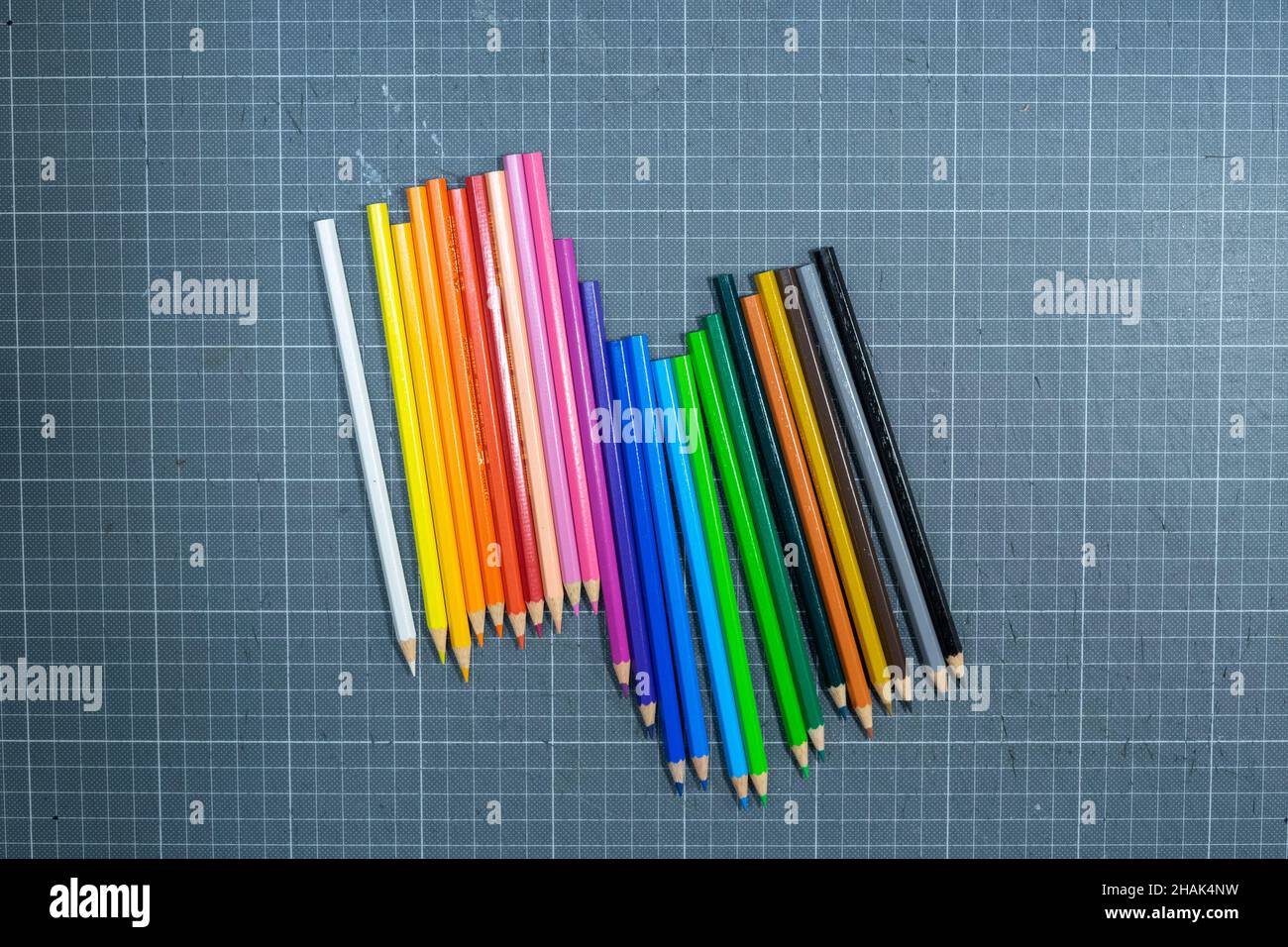 Penne colorate e matite pronte per qualche colorazione Foto Stock