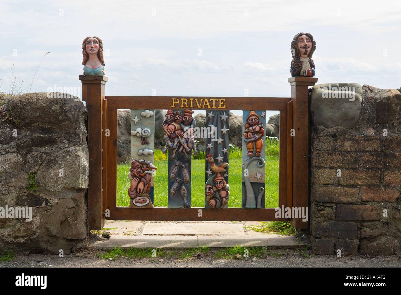 Insolito cancello in legno intagliato e dipinto, intagliato da Alan Faulds, Largo inferiore, Fife, Scozia, UK Foto Stock