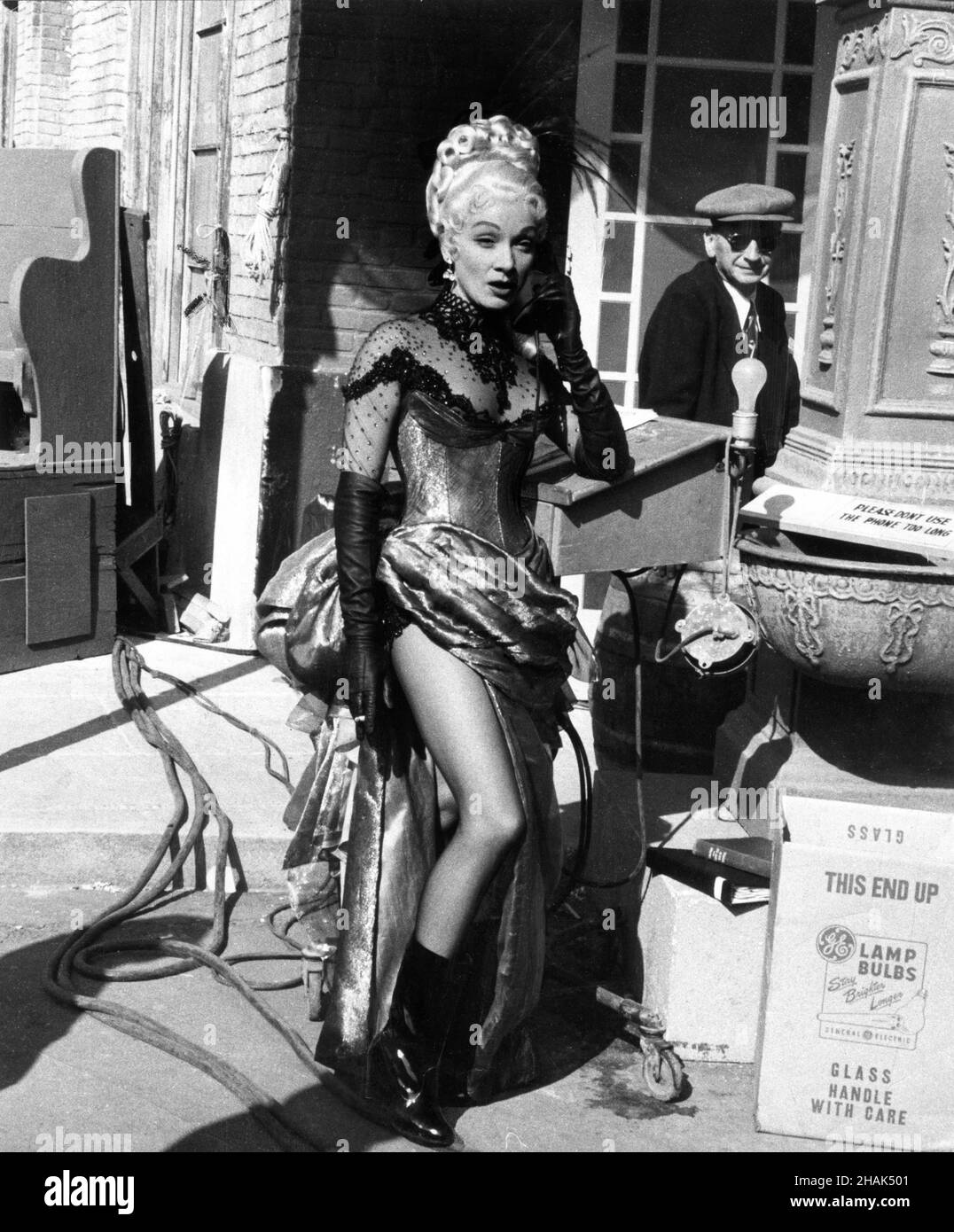 MARLENE DIETRICH sul set candid durante le riprese di TUTTO IL MONDO IN 80 GIORNI 1956 regista MICHAEL ANDERSON romanzo Jules Verne musica Victor Young costume design Miles White Michael Todd Company / United Artists Foto Stock