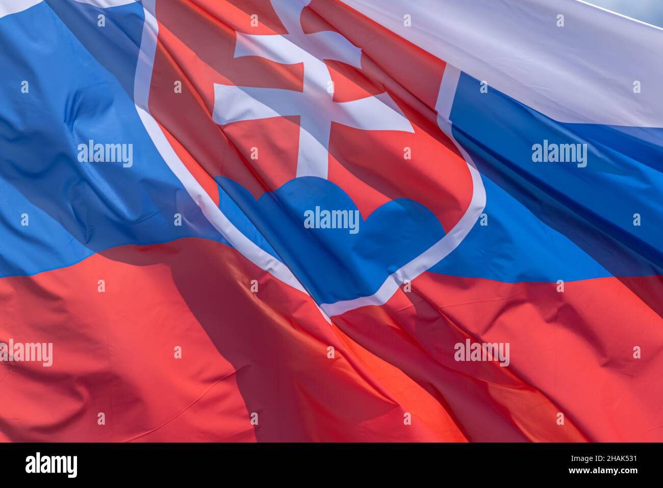 Parte della bandiera nazionale slovacca che sventola, primo piano. Repubblica slovacca, SK Foto Stock
