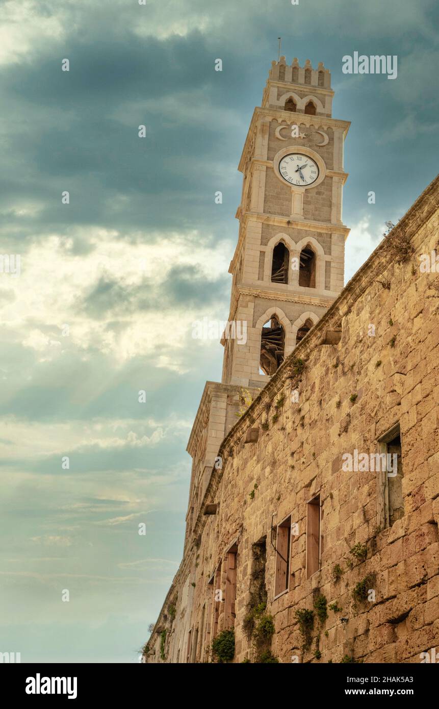 La torre dell'orologio di Khan al-Umdan nella città vecchia di Acre, Israele. Foto Stock