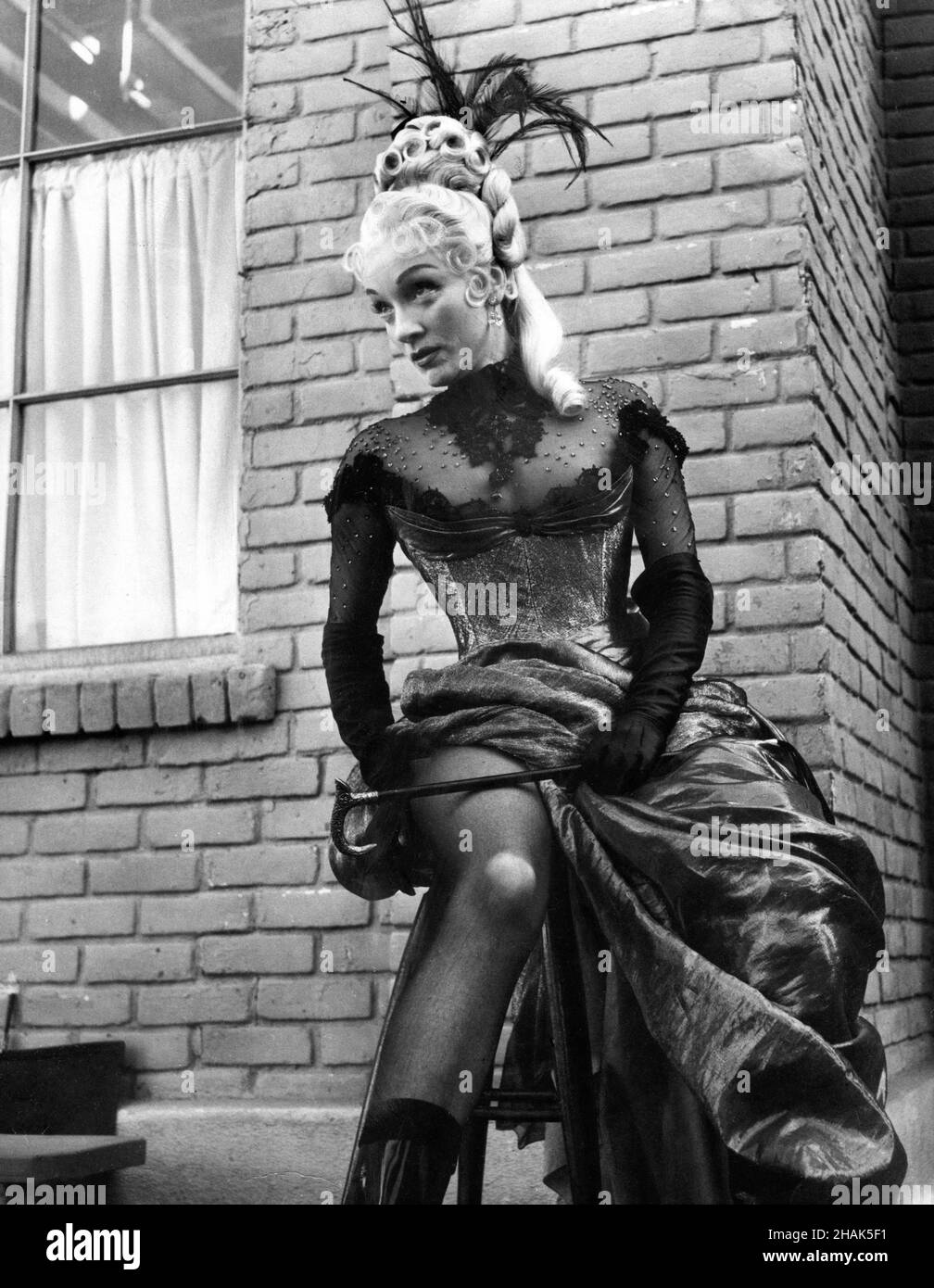 MARLENE DIETRICH sul set candid durante le riprese di TUTTO IL MONDO IN 80 GIORNI 1956 regista MICHAEL ANDERSON romanzo Jules Verne musica Victor Young costume design Miles White Michael Todd Company / United Artists Foto Stock