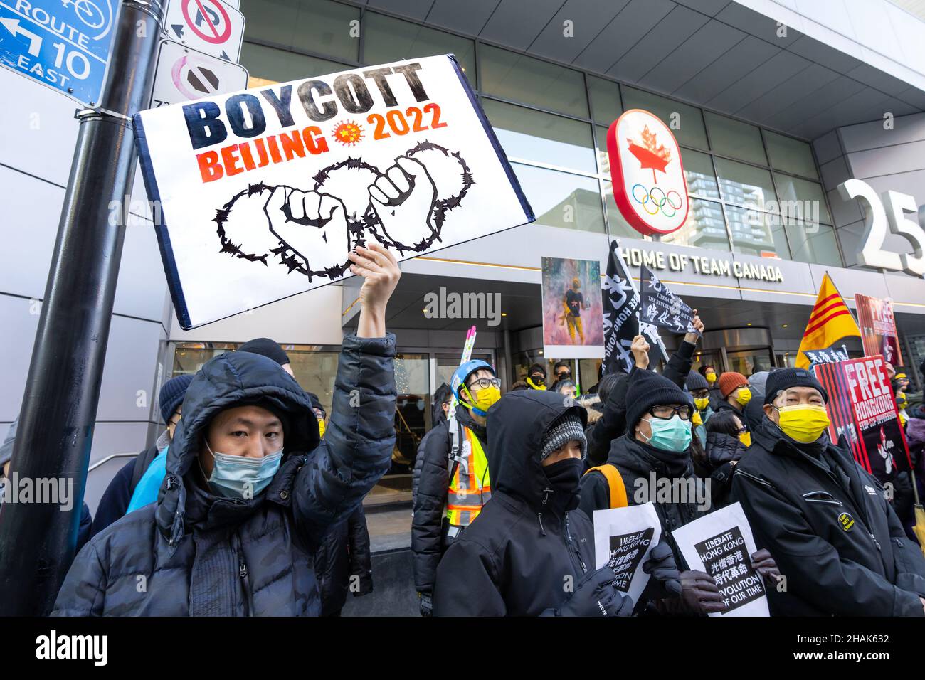 I manifestanti sono fuori dal Comitato Olimpico Canadese di Toronto, Ontario, per chiedere un boicottaggio totale delle Olimpiadi di Pechino. Foto Stock