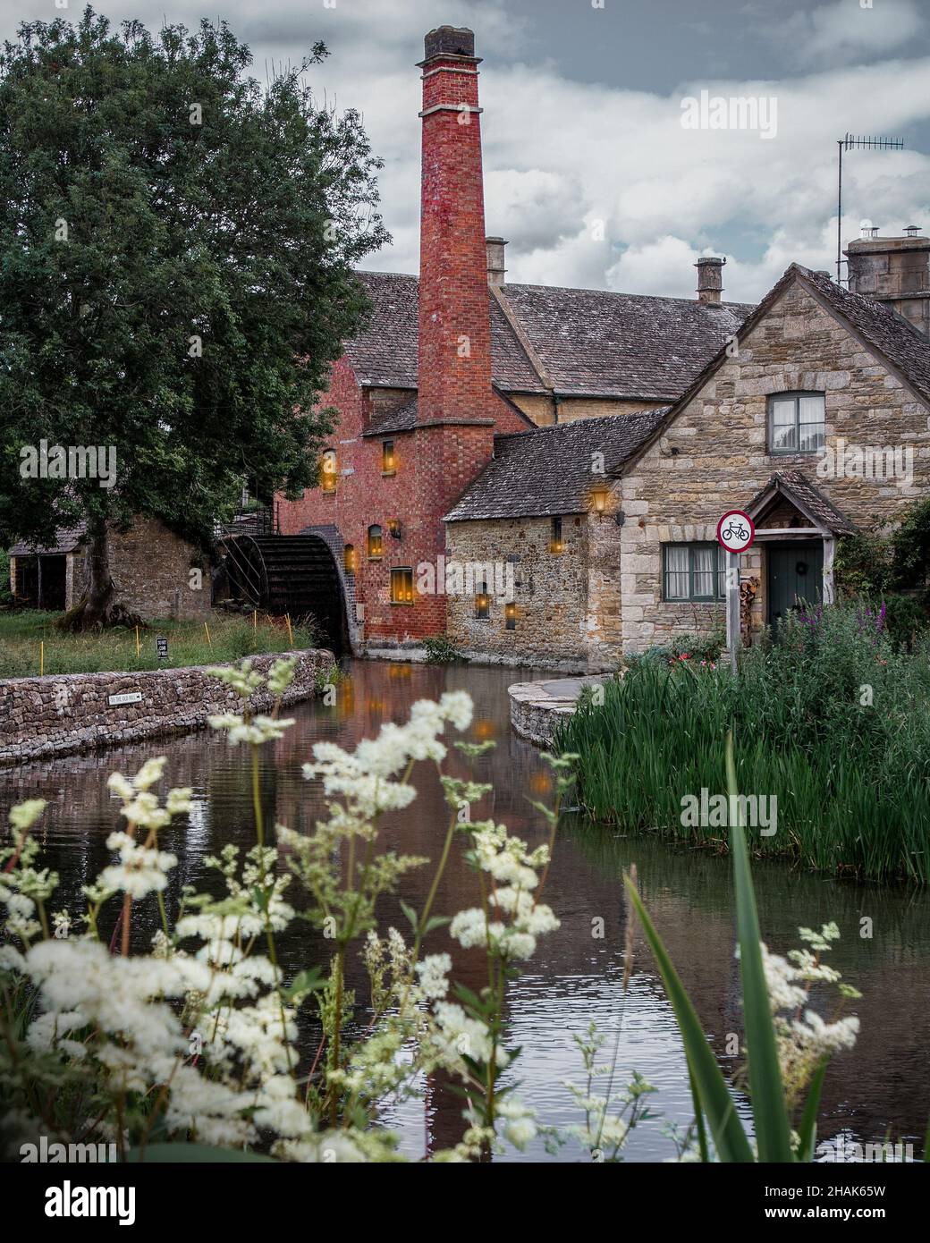 The Old Mill Museum, Lower Slaughter, Gloucestershire, Inghilterra, Regno Unito. Il villaggio è costruito su entrambe le rive del River Eye. Foto Stock