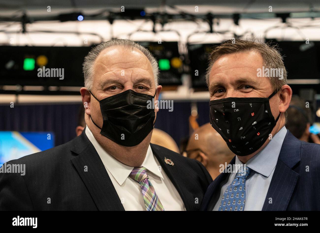 New York, New York, Stati Uniti. 13th Dic 2021. Presidente del Consiglio dei commerci di costruzione e costruzione della Grande New York Gary LaBarbera (L) assiste all'annuncio del Governatore Kathy Hochul di costruire un nuovo terminal internazionale all'aeroporto JFK all'ufficio del governatore di NYC. Governatore ha annunciato che la Port Authority di New York e New Jersey ha raggiunto un accordo rivisto con il New Terminal One - un consorzio di sponsor finanziari privati/pubblici - per costruire un 2,4 milioni di metri quadrati stato-of-the-art nuovo terminale internazionale che ancorerà il lato sud di John F. Credit: ZUMA Press, Inc./Alamy Live News Foto Stock