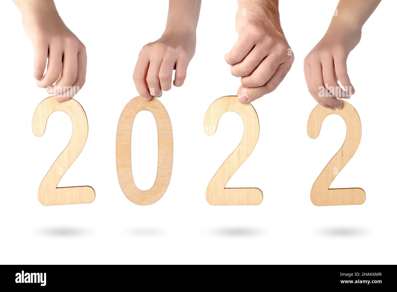 Mani di una famiglia con numeri di legno 2022 isolati su bianco Foto Stock