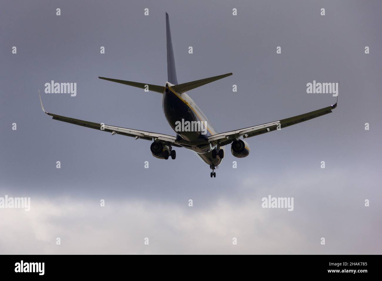 Passenger aircraft on approach to the airport for landing Foto Stock