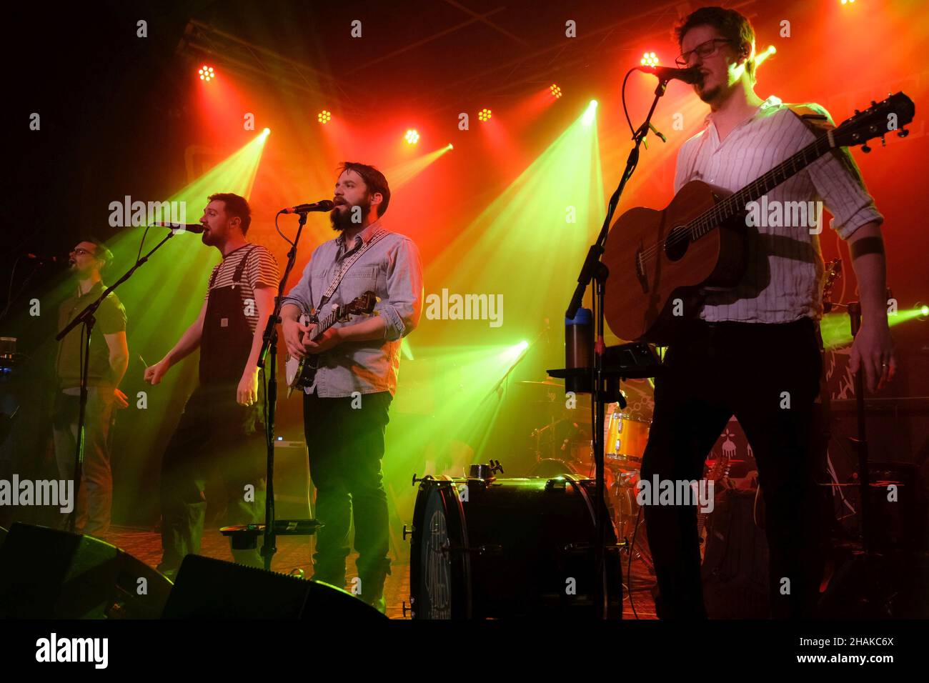 Southampton, Regno Unito. 10th Dic 2021. (L-R)Dave Robinson, Jonathan 'JD' Darley, Andy Fields e Robbie Sattin con gli inglesi a capella stile, folk e mare shanty gruppo musicale il più lungo Johns, che divenne una sensazione virale Tik Tok Tok con la loro interpretazione di 1800s canzone folk Wellerman, si esibiscono dal vivo sul palco. Credit: SOPA Images Limited/Alamy Live News Foto Stock