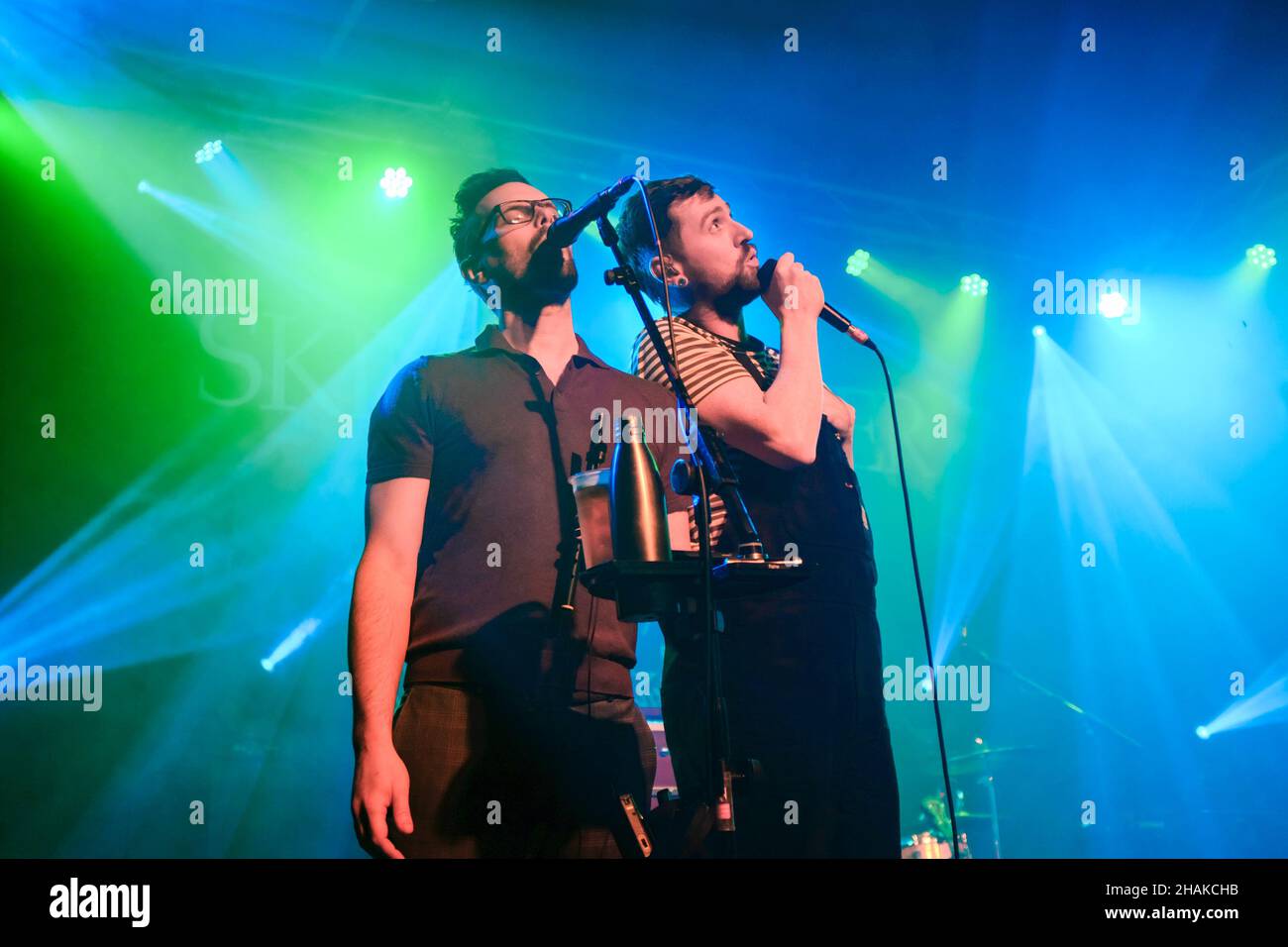 Southampton, Regno Unito. 10th Dic 2021. (L-R) Dave Robinson e Jonathan 'JD' Darley, vocalisti inglesi con stile a capella, folk e mare shanty gruppo musicale il più lungo Johns, che è diventato un Tik Tok sensazione virale con la loro interpretazione di 1800s canzone folk Wellerman, eseguire live sul palco (Foto di Dawn Fletcher-Park/SOPA Images/Sipa USA) credito: Sipa USA/Alamy Live News Foto Stock