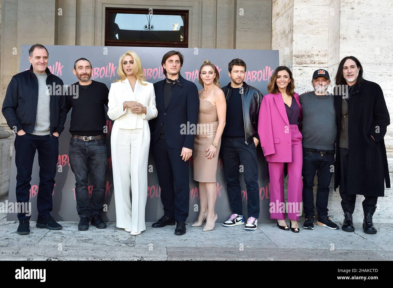 Roma, Italia. 13th Dic 2021. ROMA, ITALIA - DICEMBRE 13: Nella foto i registi Antonio Manetti e Marco Manetti i Fratelli Manetti e il cast con Valerio Mastandrea, Miriam Leone, Luca Marinelli, Claudia Gerini, Alessandro Roja, Serena Rossi, Antonino Iuorio, Daniela Piperno, Pier Giorgio Bellocchio, gli autori della colonna sonora Pivio & Aldo De Scalzi, l'autore dei pezzi originali Manuel Agnelli e i produttori Paolo del Broccoassiste alla fotocall del film 'Deabolik' al Cinema spaziale moderno il 13 dicembre 2021 a Roma, Italia. Credit: dpa/Alamy Live News Foto Stock