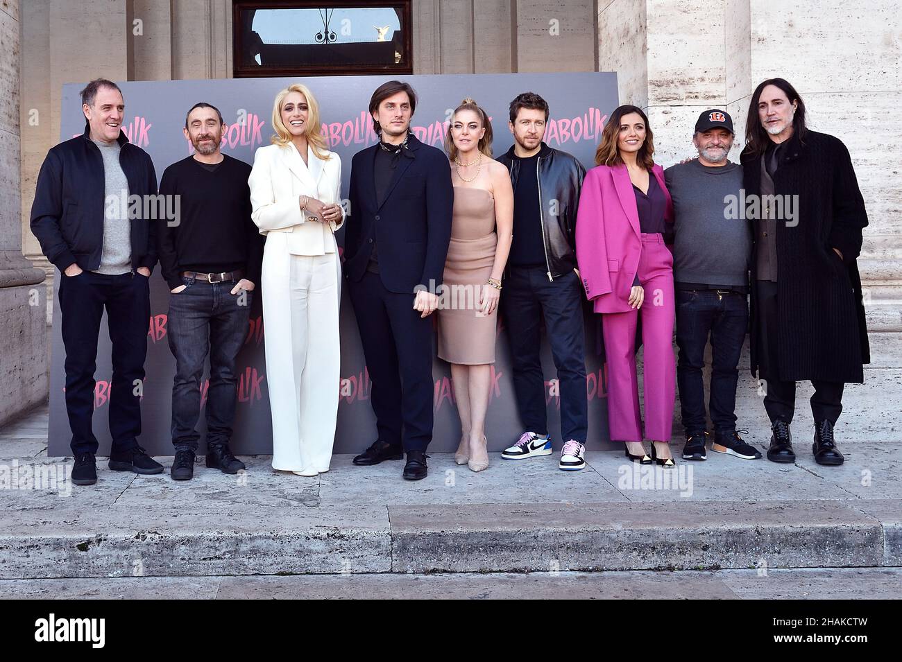Roma, Italia. 13th Dic 2021. ROMA, ITALIA - DICEMBRE 13: Nella foto i registi Antonio Manetti e Marco Manetti i Fratelli Manetti e il cast con Valerio Mastandrea, Miriam Leone, Luca Marinelli, Claudia Gerini, Alessandro Roja, Serena Rossi, Antonino Iuorio, Daniela Piperno, Pier Giorgio Bellocchio, gli autori della colonna sonora Pivio & Aldo De Scalzi, l'autore dei pezzi originali Manuel Agnelli e i produttori Paolo del Broccoassiste alla fotocall del film 'Deabolik' al Cinema spaziale moderno il 13 dicembre 2021 a Roma, Italia. Credit: dpa/Alamy Live News Foto Stock