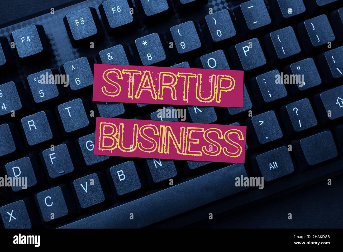 Scrittura visualizzazione testo Startup Business. Parola per agganciarsi ad un nuovo commercio fresco e vendere Abstract Online Typing Contest, generando Funny Foto Stock