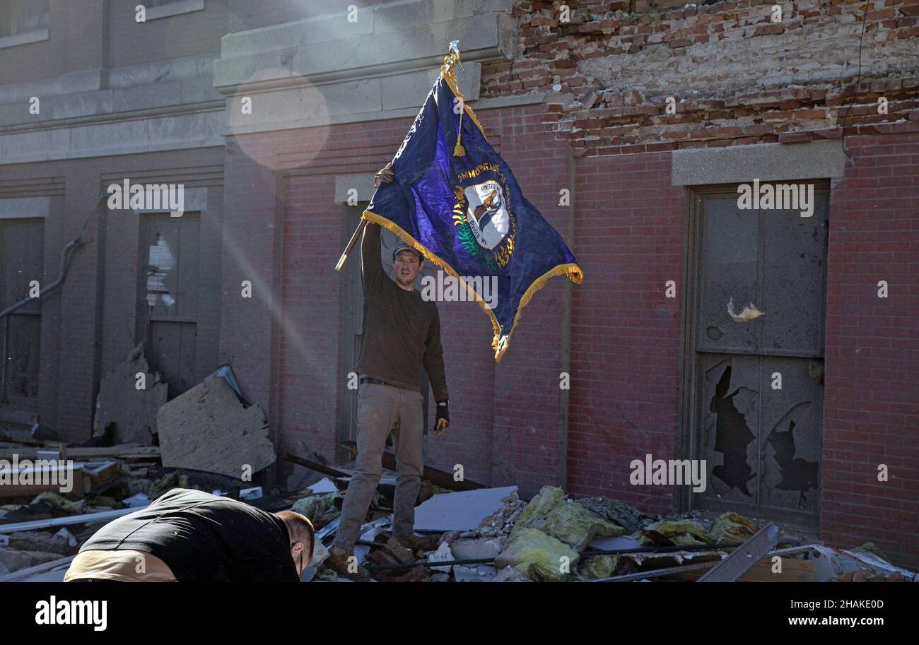 Mayfield, Kentucky, Stati Uniti. 12th Dic 2021. La bandiera dello stato del Kentucky è salvata dalle macerie del tribunale. Almeno 70 persone sono morte a causa della tempesta. Un tornado mortale strappato attraverso la regione Venerdì. (Credit Image: © SPC. Brett Hornback/Kentucky National Guard tramite ZUMA Press Wire Service) Foto Stock